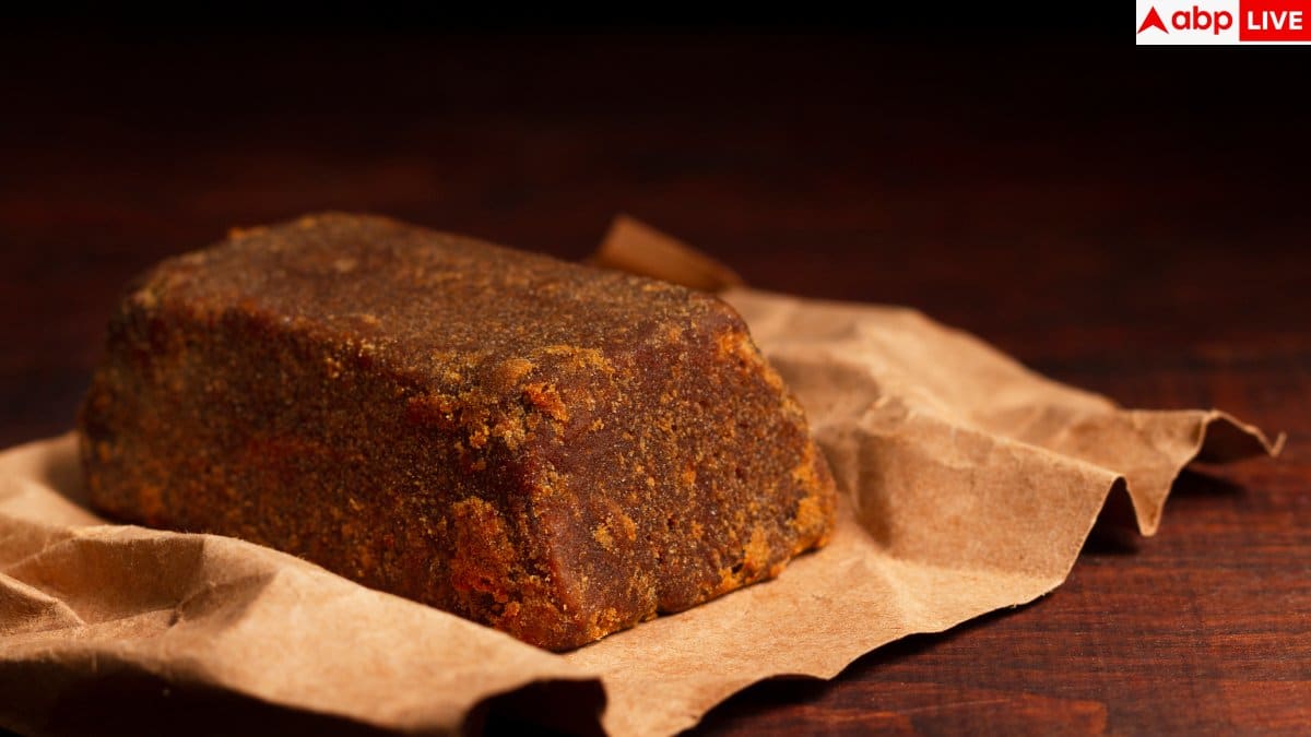 Jaggery Side Effects: सर्दियों में क्या आप भी फायदेमंद समझ भर-भरकर खाते हैं गुड़, ज्यादा गुड़ खाने से क्या होती हैं दिक्कतें?