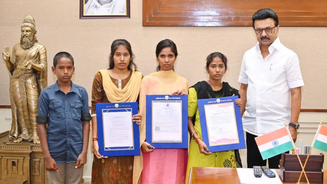 Kallakurichi children: பெற்றோரை இழந்து யாரும் இல்லாமல் தவித்த 4 குழந்தைகள்.! சொன்னதை போல உதவிகளை அள்ளிக்கொடுத்த முதலமைச்சர்