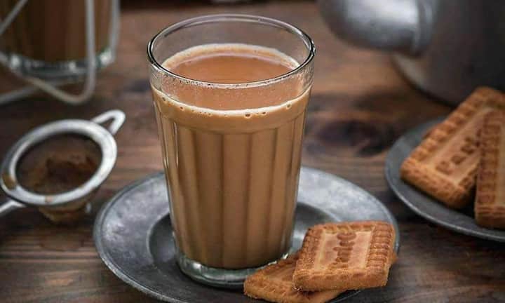 चाय और बिस्कुट का कॉम्बिनेशन आंतों में गुड बैक्टीरिया को कमजोर करता है. इससे पाचन की क्षमता घटती है और पेट में भारीपन, गैस और ब्लोटिंग होने लगती है.