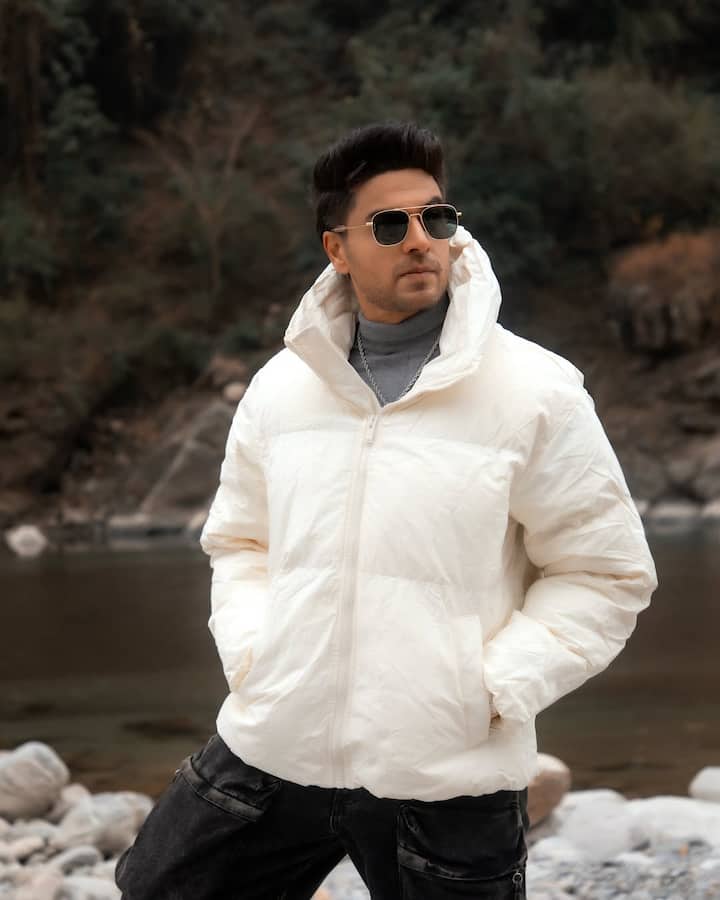 वहीं बता दें, रिपोर्ट्स के मुताबिक, गौरव ने बिग बॉस 19 के लिए तगड़ी फीस ली है. एक एपिसोड के लिए एक्टर को करीब 2.5 लाख रुपये मिले हैं. इस सीजन वह सबसे ज्यादा फीस लेने वाले कंटेस्टेंट हैं.