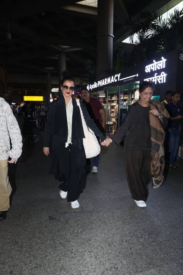 रेखा का बड़ा सा क्विल्टेड ऑफ-व्हाइट ओवरसाइज़्ड बैग उनके लुक को हाई-फैशन वाइब दे रहा था. रेखा अक्सर ऐसे स्टाइलिश बिग-बैग्स के लिए फेमस रही हैं.