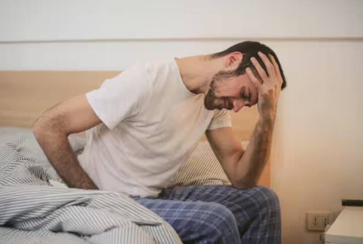 ਲੀਵਰ ਸਾਡੇ ਸਰੀਰ ਦੇ ਸੱਜੇ ਪਾਸੇ ਹੁੰਦਾ ਹੈ, ਇਸ ਲਈ ਜਦੋਂ ਇਸ ਵਿੱਚ ਕੋਈ ਸਮੱਸਿਆ ਹੁੰਦੀ ਹੈ, ਤਾਂ ਉਸ ਖੇਤਰ ਵਿੱਚ ਦਰਦ, ਭਾਰੀਪਨ, ਜਾਂ ਖਿੱਚ ਦੀ ਭਾਵਨਾ ਮਹਿਸੂਸ ਹੁੰਦੀ ਹੈ। ਜੇਕਰ ਤੁਹਾਨੂੰ ਵੀ ਇਹ ਦਰਦ ਮਹਿਸੂਸ ਹੁੰਦਾ ਹੈ ਅਤੇ ਹੁੰਦਾ ਰਹਿੰਦਾ ਹੈ ਜਾਂ ਵਿਗੜ ਜਾਂਦਾ ਹੈ, ਤਾਂ ਇਹ ਲੀਵਰ ਦੇ ਕੈਂਸਰ ਦੀ ਸ਼ੁਰੂਆਤ ਹੋ ਸਕਦੀ ਹੈ। ਹਾਲਾਂਕਿ, ਬਹੁਤ ਸਾਰੇ ਲੋਕ ਇਸਨੂੰ ਨਜ਼ਰਅੰਦਾਜ਼ ਕਰਦੇ ਹਨ, ਇਹ ਸੋਚਦੇ ਹੋਏ ਕਿ ਇਹ ਗੈਸ ਹੈ, ਜੋ ਕਿ ਖ਼ਤਰਨਾਕ ਹੈ।