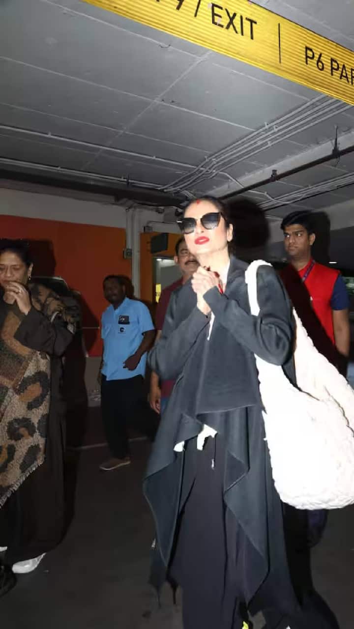 रेखा ने होठों पर लाल लिपस्टिक लगाई थी जिससे उनका लुक बेहद ग्लैमरस लग रहा था। अभिनेत्री ने अपने एयरपोर्ट लुक को रॉयल टच दिया।