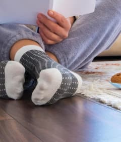 ਜ਼ੁਰਾਬਾਂ ਪਾ ਕੇ ਸੌਂਣਾ ਸਹੀ ਜਾਂ ਗਲਤ! ਜਾਣੋ ਕਿਵੇਂ ਦੀਆਂ ਦਿੱਕਤਾਂ ਹੋ ਸਕਦੀਆਂ ਖੜ੍ਹੀਆਂ