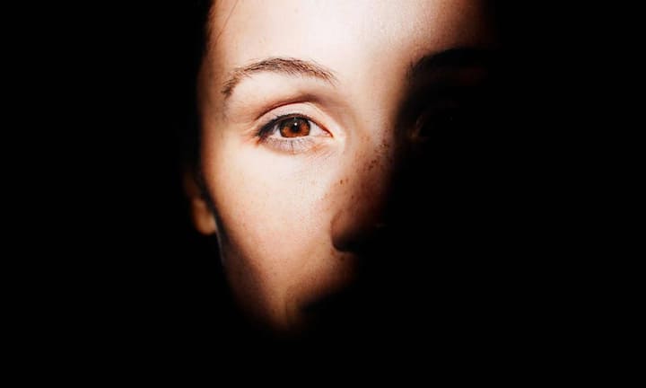 वहीं लिवर खराब होने पर शरीर में बिलीरुबिन बढ़ जाता है, जिससे आंखें और स्किन पीली पड़ने लगती है. वहीं अगर अचानक पीलिया हो जाए और लंबे समय तक ठीक न हो तो इसे भी बिल्कुल हल्के में नहीं लेना चाहिए. यह भी लिवर कैंसर का गंभीर संकेत हो सकता है.