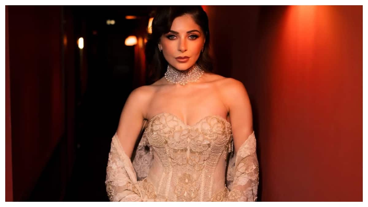 Kanika Kapoor Holds Her Ground After Man Tries To Lift Her Onstage, Netizens Outraged