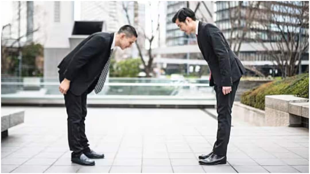 Ojigi Explained Tradition of Bowing in Japan Meaning Culture and Origins Japan’s Bowing Culture : జపాన్‌లో వంగి ఎందుకు నమస్కారం చేస్తారో తెలుసా? Ojigi గురించి ఇంట్రెస్టింగ్ విషయాలివే