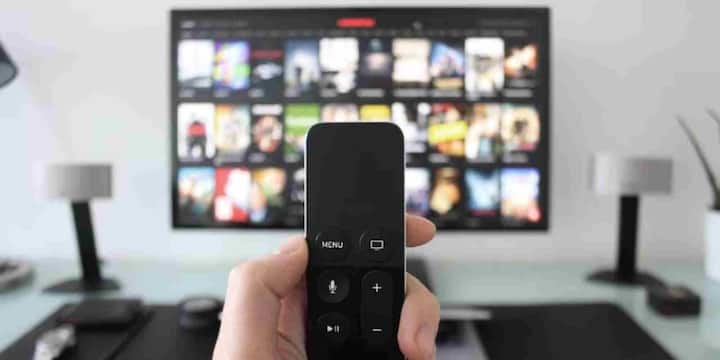 अपडेट फाइल टीवी की स्टोरेज में सेव होती है, इसलिए टीवी में पर्याप्त जगह होना जरूरी है. बड़े अपडेट से पहले गैर-ज़रूरी ऐप्स डिलीट कर दें. चूंकि ज्यादातर स्मार्ट टीवी में केवल 1GB रैम होती है, इसलिए अपडेट शुरू करने से पहले बैकग्राउंड में चल रहे सभी ऐप्स बंद कर दें ताकि सॉफ्टवेयर इंस्टॉलेशन बाधित न हो.