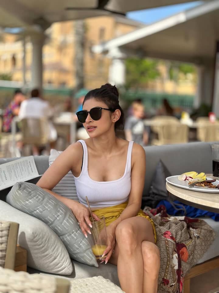 Mouni Roy's natural beauty can be seen in this. Seeing her style, even Disha Patani could not live without praising her friend. While commenting, the actress has praised the beauty of Mouni Roy.