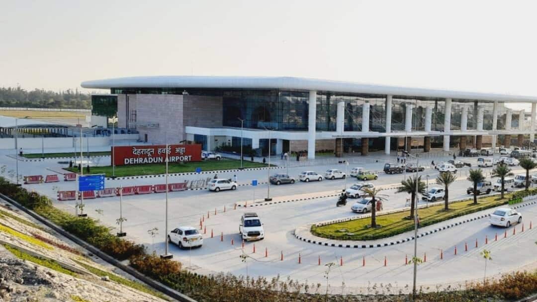 उत्तराखंड: देहरादून एयरपोर्ट पर इंडिगो की सात फ्लाइट्स रद्द, यात्रियों की बढ़ी परेशानी Uttarakhand Dehradun Airport indigo flight cancel passenger face problem ann उत्तराखंड: देहरादून एयरपोर्ट पर इंडिगो की सात फ्लाइट्स रद्द, यात्रियों की बढ़ी परेशानी