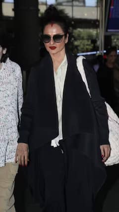 Rekha Pics: એરપોર્ટ પર બ્લેક આઉટફિટમાં જોવા મળી રેખા, 71 વર્ષની ઉંમરે જોવા મળ્યો ગ્લેમરસ અંદાજ