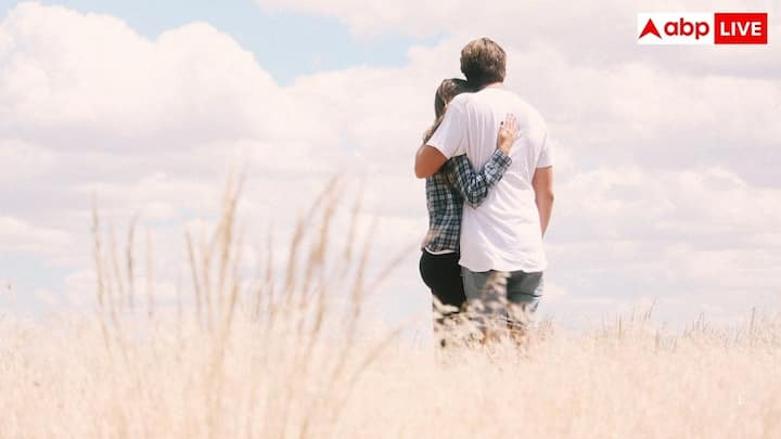 आकर्षण के शुरुआती पलों में भी ऑक्सीटोसिन इमोशनल बॉन्डिंग को बनाना शुरू कर देता है. वैसे तो यह आमतौर पर लंबे समय के स्नेह से जुड़ा होता है लेकिन इसके जल्दी रिलीज होने की वजह से कोई व्यक्ति सुरक्षित और आरामदायक महसूस कर सकता है. या फिर जिस व्यक्ति को उसने अभी देखा है उसकी तरफ अजीब तरह से आकर्षित हो सकता है.