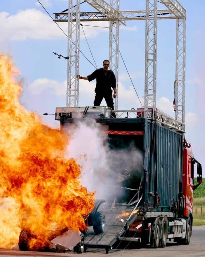 खतरों के खिलाड़ी 15-  हर साल ये शो टीआरपी चार्ट पर टॉप में रहता है, और इस बार भी उम्मीदें दोगुनी हैं. नई लोकेशन, नए टास्क और नई कंटेस्टेंट्स की केमिस्ट्री इस शो की सबसे बड़ी यूएसपी है. खबरें हैं कि इस बार टास्क और स्टंट पहले से ज्यादा एडवांस्ड और हाई-रिस्क होंगे. अगर आप एडवेंचर और थ्रिल के दीवाने हैं, तो यह शो आपको सीट से उठने ही नहीं देगा.