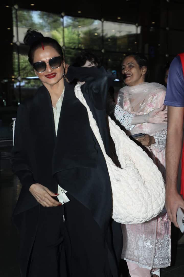 उनकी रेड लिपस्टिक, साफ-सुथरा हेयर-बन और मैचिंग रेड नेल्स पूरे लुक को वो रॉयल टच दे रहे थे जो सिर्फ रेखा ही इतनी आसानी से कैरी कर सकती हैं. उनकी सिंपल-सी लेकिन इम्पैक्टफुल लाल बिंदी पूरे फेस को इंस्टेंट हाइलाइट कर रही थी.