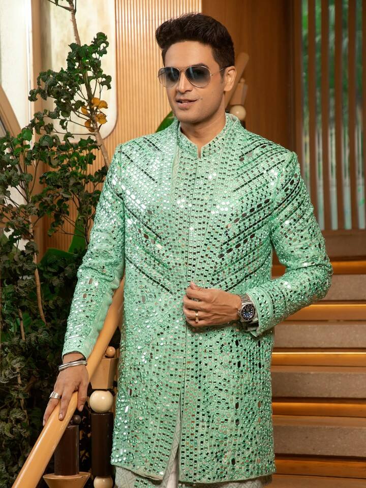 टीवी एक्टर गौरव खन्ना ने बिग बॉस 19 की ट्राफी अपने नाम कर ली है. रिपोर्ट्स में मुताबिक गौरव ने बिग बॉस 19 के तगड़ी फीस ली है.