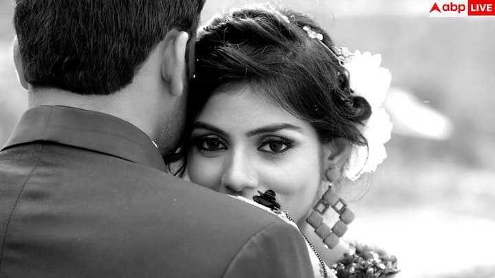 जब कोई लड़की मन से दूर होने लगती है, तो सबसे पहले उसके बात करने के तरीके में बदलाव दिखाई देता है. पहले जो बातें प्यार से होती थीं, अब वही औपचारिक या कड़वी लगने लगती हैं.