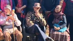 हिमाचल: हमीरपुर में 15 साल बाद घर लौटे लापता जवान बलदेव, ढोल-नगाड़ों संग हुआ भावुक स्वागत