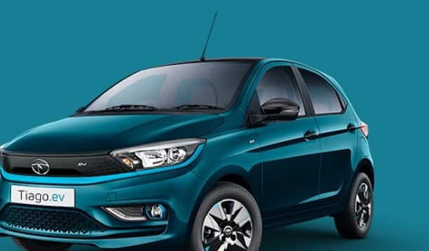 ਟਾਟਾ ਟਿਆਗੋ ਈਵੀ ਪਾਵਰ ਅਤੇ ਰੇਂਜ ਟਾਟਾ ਟਿਆਗੋ ਈਵੀ ਭਾਰਤੀ ਬਾਜ਼ਾਰ ਵਿੱਚ ਛੇ ਵੇਰੀਐਂਟ ਵਿੱਚ ਉਪਲਬਧ ਹੈ। ਇਹ ਛੇ ਰੰਗਾਂ ਦੇ ਵਿਕਲਪਾਂ ਵਿੱਚ ਉਪਲਬਧ ਹੈ। ਟਿਆਗੋ ਈਵੀ ਵਿੱਚ ਦੋ ਬੈਟਰੀ ਪੈਕ ਵਿਕਲਪ ਹਨ। ਇਹ ਇਲੈਕਟ੍ਰਿਕ ਕਾਰ 19.2 kWh ਬੈਟਰੀ ਪੈਕ ਦੇ ਨਾਲ ਆਉਂਦੀ ਹੈ, ਜੋ ਇੱਕ ਵਾਰ ਚਾਰਜ ਕਰਨ 'ਤੇ 223 ਕਿਲੋਮੀਟਰ ਦੀ ਰੇਂਜ ਪ੍ਰਦਾਨ ਕਰਨ ਦਾ ਦਾਅਵਾ ਕਰਦੀ ਹੈ। ਇਹ ਬੈਟਰੀ ਪੈਕ 45 kWh ਪਾਵਰ ਅਤੇ 110 Nm ਟਾਰਕ ਪੈਦਾ ਕਰਦਾ ਹੈ।