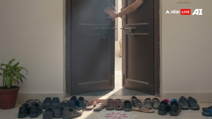 বাস্তু শাস্ত্র অনুসারে, যদি বাড়ির মূল দরজা অর্ধেক খোলে অথবা মাঝে আটকে যায় অথবা সেখানে জুতো-চপ্পল রাখা হয়, তবে একে বাস্তু দোষের সবচেয়ে বড় কারণ হিসাবে মনে করা হয়। বাস্তু মতে, বাড়ির প্রধান দরজার চলাচল অবাধ হওয়া উচিত, অন্যথায় অর্থের প্রবাহে বাধার সম্মুখীন হতে পারে।