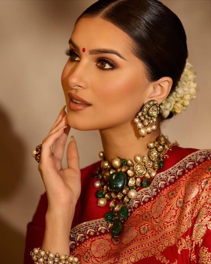 Be it Indian outfit or western look, every look suits Tara Sutaria very well. The actress has proved many times that she has no competition in terms of style and fashion.