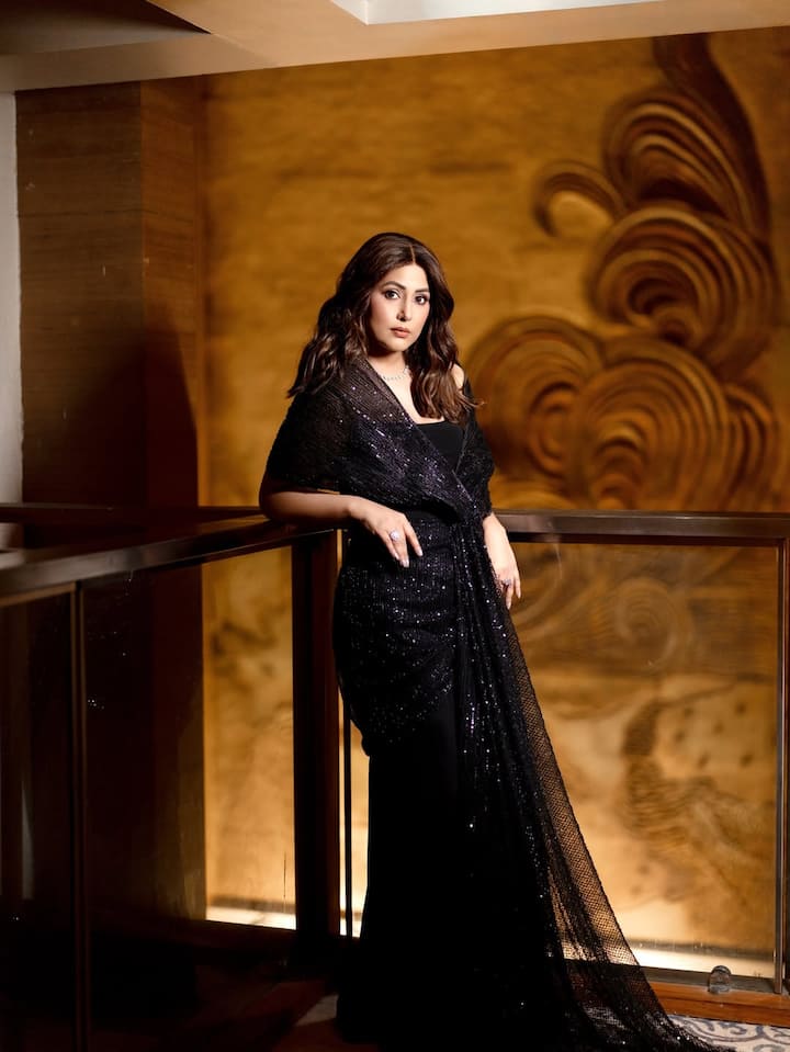 वहीं दूसरी ओर हिना खान ने अपने हाथ को फ्लोरल शेप रिंग से सजाया. मेकअप की बात करें तो वो भी काफी ग्लौसी लग रहा है. शिमरी आईशैडो और सॉफ्ट वेवी हेयरस्टाइल इस लुक को अच्छे से कॉम्प्लीमेंट कर रहे हैं.