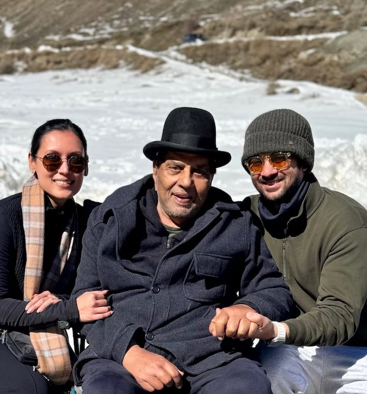 वहीं धर्मेंद्र के पोते और सनी देओल के बेटे करण देओल भी अपने दादा जी को याद कर इमोशनल हो गए. अक्सर करण देओल को धर्मेंद्र के साथ वक्त बिताते देखा जाता था और दोनों के बीच काफी लगाव भी था. आज धर्मेंद्र के बर्थ एनिवर्सरी पर उनके पोते ने लिखा कि, 'आपकी जगह कोई नहीं ले सकता. आप हमेशा नम्र रहे चाहे कोई भी सिचुएशन क्यों न हो. आप हमेशा मेरे अंदर रहेंगे. थैंक्यू मुझे इतना प्यार करने के लिए. '