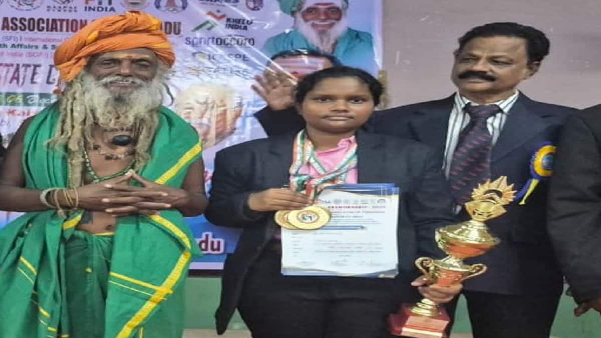 உறைவாள் போட்டியில் 3 தங்கப்பதக்கம் பெற்று சாதித்த தஞ்சாவூர் மாணவி தர்ஷினி