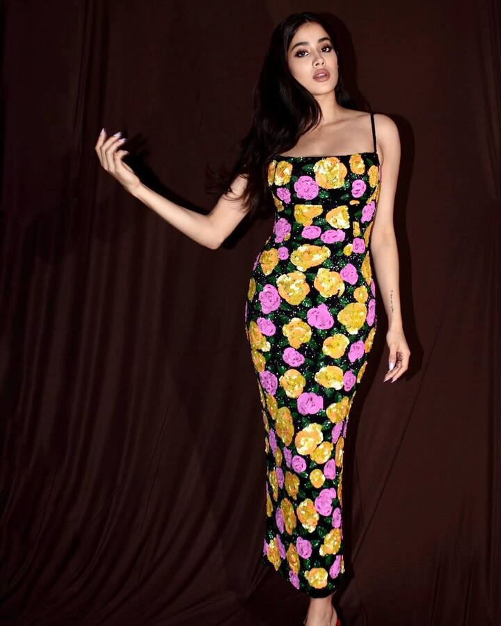 Jhanvi is looking beautiful and modern in this black dress with blue and yellow floral details. The floral patterns make the dress different from the simple black and give a fresh and young vibe to the party look.