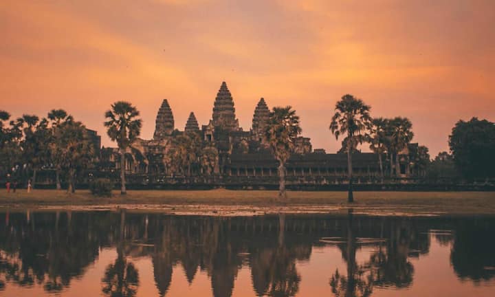 अगर आप इतिहास में दिलचस्पी रखते हैं तो कंबोडिया आपके लिए किसी खजाने से कम नहीं है. आप कंबोडिया का अंगकोर वाट मंदिर कॉम्प्लेक्स घूमने जा सकते हैं, जहां हर साल दुनिया भर से ट्रैवलर्स आते हैं. यहां एक हफ्ते घूमने का कुल खर्च 40 से 60 हजार के बीच से आ सकता है.