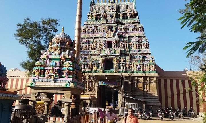 तमिलनाडु के कुंभकोणम के पास स्थित थिरुनागेश्वरम गांव में स्थित थिरुनागेश्वरम मंदिर राहु पूजा के लिए बहुत प्रसिद्ध है. यह भगवान शिव को समर्पित है और नौ ग्रहों खासकर राहु से जुड़ा हुआ माना जाता है. इस मंदिर तक पहुंचने के लिए आपको पहले तमिलनाडु जाना होगा फिर वहां से कुंभकोणम जाकर लोकल बस या टैक्सी से आसानी से पहुंचा जा सकता है.