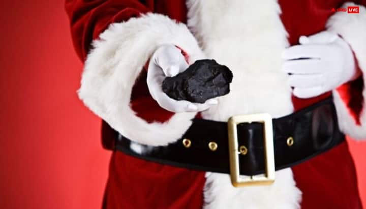 क्रिसमस पर जहां बच्चों को सेंटा चॉकलेट, केक और कई सारे अच्छे गिफ्ट देते हैं तो वहीं इंग्लैंड में एक अनोखा रिवाज निभाया जाता है. यहां क्रिसमस पर सेंटा शरारती बच्चों मिठाई और गिफ्ट्स की जगह कोयला देते हैं.