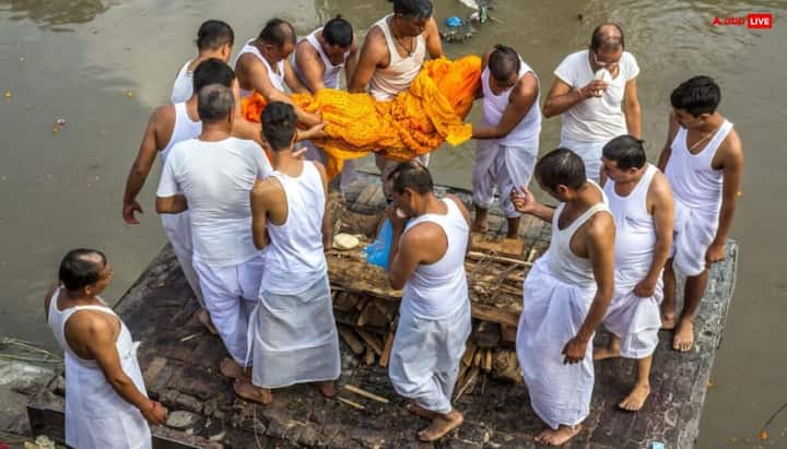 दरअसल बाल को गर्व और अहंकार का प्रतीक माना जाता है, परिवारजन की मृत्यु के बाद बाल देना मृत आत्मा के प्रति समर्पण दिखाता है. गरुड़ पुराण के अनुसार सिर मुंडा देने से पाप नष्ट हो जाते हैं.