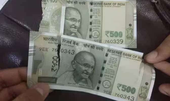 તેથી ગભરાવાને બદલે નોટને સુરક્ષિત રાખો અને તેને બેન્કમાં લઈ જાઓ. વિનિમય પ્રક્રિયા સરળ છે. જે બેન્કના ATMમાંથી તમને નોટ મળી છે તેની શાખામાં જાઓ. તેમને જણાવો કે નોટ ATM માંથી આવી છે. જો તમારી પાસે ટ્રાન્જેક્શન રસીદ છે તો તેને તમારી સાથે લાવો. જો તમારી પાસે નથી, તો કોઈ વાંધો નથી. તમારો રેકોર્ડ બેંક સિસ્ટમમાં હોય છે. કર્મચારી નોટ તપાસશે અને જો તે અસલી હોય તો તમને તેટલી જ રકમ પરત કરશે. જો નોટ ગંભીર રીતે ફાટેલી હોય, બે ટુકડામાં હોય, અથવા ખૂબ જ ખરાબ સ્થિતિમાં હોય, તો પણ તમે તેને બેન્કમાં બદલી શકો છો. ફક્ત ખાતરી કરો કે નોટ અસલી છે અને નંબર સ્પષ્ટ દેખાય છે. ટેપથી ચોંટાડેલી નોટ લેવાની ભલામણ કરવામાં આવતી નથી.