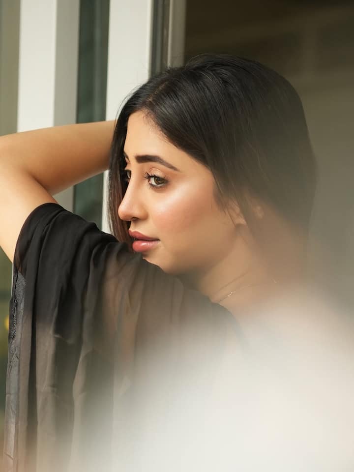 आइज़ पर सॉफ्ट गोल्डन शिमर और लाइटली फिल्ड ब्रोज़ उनके एक्सप्रेशन को ड्रीमी और रोमांटिक बना रहे हैं. इस पूरे लुक में उनकी क्लोज़्ड-आइज़ पोज़ इतनी स्टनिंग लग रही है कि फोटोसीरीज़ में एक अलग ही सिनेमैटिक फील आ रही है.