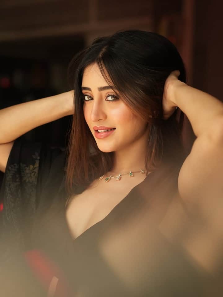 नेक पर उन्होंने एक डेलिकेट स्टोन चोकर पहना है, जो आउटफिट के साथ सिंपल होने के बावजूद क्लासी स्टेटमेंट देता है. जूलरी मिनिमल रखते हुए उन्होंने ओवरऑल लुक को एलीगेंट रखा, जिससे फोकस उनके एक्सप्रेशंस और आउटफिट पर बना रहता है.