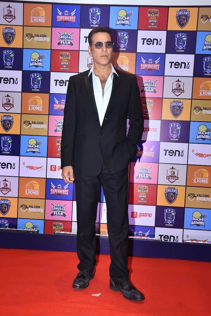 बॉलीवुड के खिलाड़ी कुमार यानी अक्षय कुमार को भी आईएसपीएल इवेंट में स्पॉट किया. अपनी श्रीनगर टीम के ऑक्शन पर एक्टर ऑल ब्लैक आउटफिट में पहुंचे. पैप्स ने अपने कैमरे में बखूबी उनके डैशिंग लुक को कैप्चर किया है.