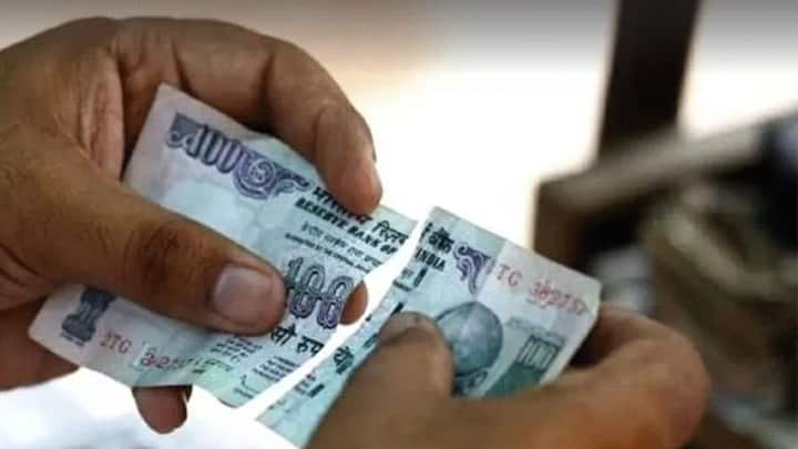 अगर आप एटीएम से पैसे निकलाने गए और वहां कटे या फटे नोट निकल आए तो ऐसे मामलों में घबराने की जरूरत नहीं होती. RBI के नियम बताते हैं कि ATM से निकला हर खराब नोट बैंक की जिम्मेदारी है. मतलब आपका एक भी रुपया नहीं डूबता.