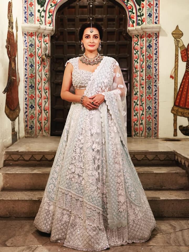 Dia Mirza is looking stunning in this sea blue and pinkish lehenga. This look of the actress looks quite royal and you too can praise everyone in parties or functions by styling your lehenga in this way.