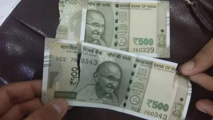 कर्मचारी नोट चेक करेगा और असली होने पर वही रकम आपको दे देगा. अगर नोट बहुत ज्यादा फटा है. दो टुकड़ों में है या हालत काफी खराब है. तब भी आप उसे बैंक में बदलवा सकते हैं. बस ध्यान रखें कि नोट असली हो और नंबर साफ दिखाई देता हो. टेप से चिपका हुआ नोट ले जाना ठीक नहीं है.