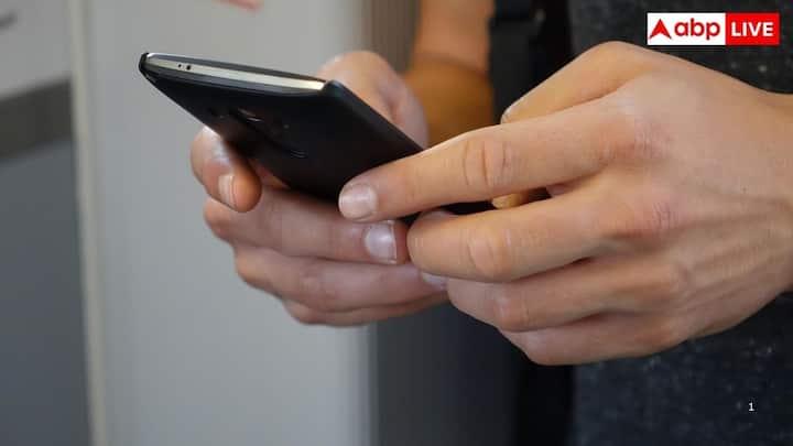 हर मोबाइल यूजर दो डेटाबेस में रजिस्टर होते हैं. होम लोकेशन रजिस्टर और विजिटर लोकेशन रजिस्टर. यह सिस्टम ट्रैक करते हैं कि रिसीवर अभी किस शहर, क्षेत्र और सेल टावर एरिया के पास है. इससे नेटवर्क उनके फोन को तुरंत ढूंढ पाते हैं ताकि कॉल सही टावर तक पहुंचे.