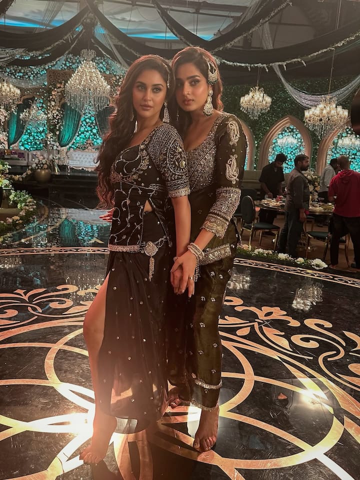 एक तरफ क्रिस्टल का हाई-फैशन, सिजलिंग अवतार लोगों को हैरान कर रहा है, वहीं दूसरी तरफ आयशा का रॉयल और सेंसुअस लुक इंटरनेट पर तहलका मचा रहा है. इन दोनों के स्टाइल, ग्लैम और ओवरऑल प्रेज़ेंस ने इस गाने को पहले ही वायरल मोड में डाल दिया है.