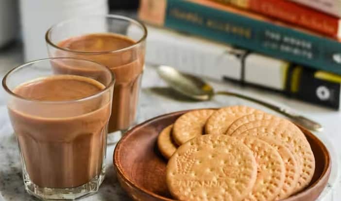 चाय में मौजूद कैफीन और टैनिन खाली पेट पेट में एसिडिटी बढ़ा देते हैं। बिस्कुट में मौजूद मैदा और चीनी एसिडिटी और सीने में जलन को और बढ़ा देते हैं।