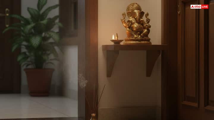 इन पौधों के अलावा घर में तांबे का विशेष यंत्र मंदिर या मुख्य दरवाजे पर रखना भी शुभ माना जाता है. माना जाता है कि इससे नकारात्मक ग्रहों का असर कम होता है. इसके अलाव मुख्य दरवाजे पर गणपति की मूर्ति रखें और “ॐ गण गणपतये नमः” का जाप करें. इससे घर में शांति और बरकत आती है.