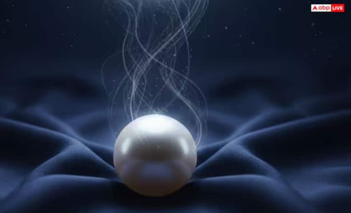 જ્યોતિષશાસ્ત્ર અનુસાર, 12 રાશિઓમાંથી કેટલીક રાશિઓએ સફેદ મોતી ન પહેરવા જોઈએ. ચાલો જાણીએ કે કઈ રાશિના લોકોએ મોતી પહેરવાનું ટાળવું જોઈએ.