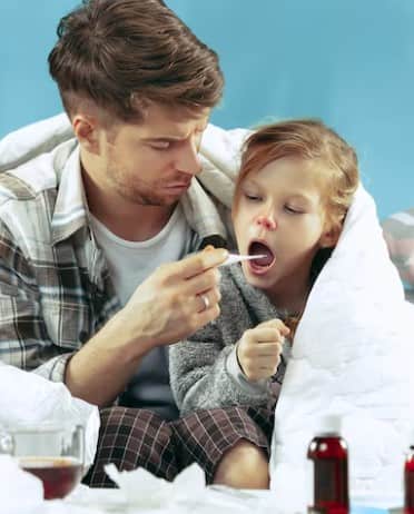 ਸਰਦੀਆਂ ਵਿੱਚ ਬੱਚਿਆਂ ਨੂੰ ਸਰਦੀ-ਜ਼ੁਕਾਮ ਜਲਦੀ ਲੱਗ ਜਾਂਦਾ ਹੈ, ਕਿਉਂਕਿ ਠੰਢੀ ਅਤੇ ਸੁੱਕੀ ਹਵਾ ਵਿੱਚ ਵਾਇਰਸ ਲੰਮੇ ਸਮੇਂ ਤੱਕ ਰਹਿੰਦੇ ਹਨ। ਇਸ ਨਾਲ ਘਰ, ਸਕੂਲ ਅਤੇ ਡੇਅਕੇਅਰ ਵਿੱਚ ਇਨਫੈਕਸ਼ਨ ਤੇਜ਼ੀ ਨਾਲ ਫੈਲਦਾ ਹੈ। ਮਾਹਿਰਾਂ ਅਨੁਸਾਰ, ਜੇ ਮਾਪੇ ਕੁਝ ਸੌਖੀਆਂ ਆਦਤਾਂ ਤੇ ਰੋਜ਼ਾਨਾ ਦੇਖਭਾਲ ਰੱਖਣ, ਤਾਂ ਬੱਚਿਆਂ ਨੂੰ ਬੀਮਾਰ ਹੋਣ ਤੋਂ ਕਾਫੀ ਹੱਦ ਤੱਕ ਬਚਾਇਆ ਜਾ ਸਕਦਾ ਹੈ।