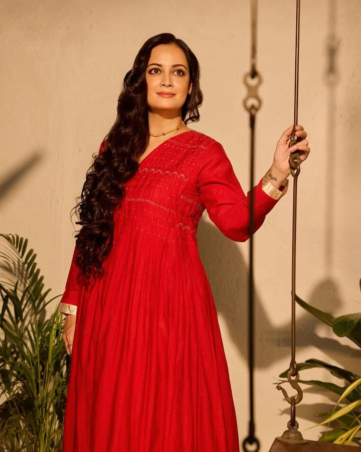 The actress wreaks havoc even in simplicity. The actress is looking very beautiful in this red Anarkali. Subtle makeup also suits her very well.