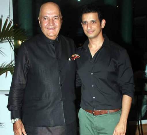 प्रेम चोपड़ा के दामाद शरमन जोशी ने उनकी हेल्थ के बारे में जानकारी शेयर की है. इंस्टाग्राम पर एक पोस्ट में, शर्मन जोशी ने बताया कि प्रेम चोपड़ा को 'एओर्टिक स्टेनोसिस' का पता चला था, और उन्होंने बताया कि उनका TAVI प्रोसीजर सफल रहा, जिसमें ओपन-हार्ट सर्जरी के बिना एओर्टिक वाल्व को ठीक किया गया. उन्होंने यह भी बताया कि दिग्गज एक्टर ठीक हो गए हैं और घर वापस आ गए हैं.