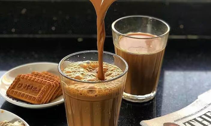 આપણા દેશમાં ઘણા લોકો માટે ચા સાથે બિસ્કિટ ખાવાની આદત રોજિંદી છે. ઘણા લોકો ચા સાથે બિસ્કિટ ખાવાને હળવો અને સ્વસ્થ વિકલ્પ માને છે. જોકે, આરોગ્ય નિષ્ણાતોના મતે, આ સામાન્ય દેખાતી આદત સ્વાસ્થ્ય માટે એટલી જ ખતરનાક બની શકે છે. ચા અને બિસ્કિટનું આ મિશ્રણ પાચનતંત્ર, બ્લડ સુગર અને મેટાબોલિઝમ પર સીધી અસર કરે છે અને વિવિધ સ્વાસ્થ્ય સમસ્યાઓ તરફ દોરી શકે છે. તો ચાલો આજે સમજાવીએ કે દરરોજ ચા સાથે બિસ્કિટ ખાવા કેટલા ખતરનાક હોઈ શકે છે.