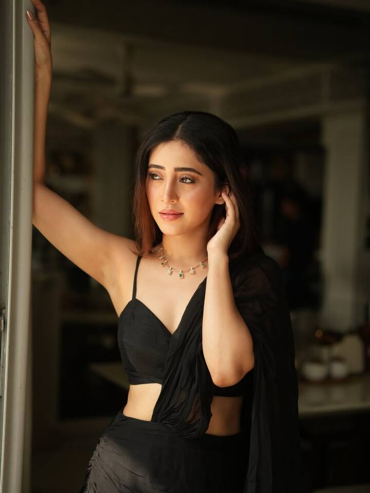 टीवी इंडस्ट्री की पॉपुलर एक्ट्रेस शिवांगी जोशी ने हाल ही में अपना एक फोटोशूट शेयर किया, जिसमें उनका ब्लैक साड़ी वाला लुक सोशल मीडिया पर वायरल हो रहा है. ये फोटोज आते ही इंस्टाग्राम पर इतनी तेजी से फैलीं कि फैंस कमेंट सेक्शन में फायर, किलर, स्टनिंग जैसी तारीफें करते नहीं थक रहे. इस फोटोशूट में एक्ट्रेस का पूरा वाइब बेहद ग्लैमरस और एफ़र्टलेस्ली बोल्ड दिखाई दे रहा है.