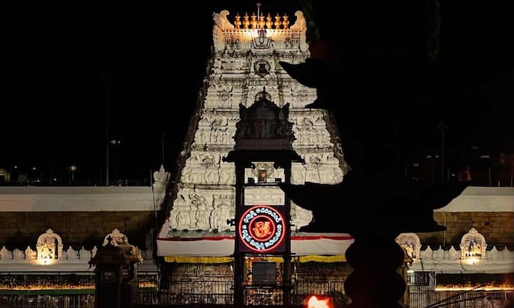 वहीं आंध्र प्रदेश के चित्तूर जिले के पास स्वर्णमुखी नदी के किनारे स्थित श्री काल हस्ती मंदिर में राहु और केतु की विशेष पूजा की जाती है. इस मंदिर में कई शिवलिंग स्थापित है और इसे दक्षिण के पंचतत्व लिंगों में वायु तत्व लिंग माना जाता है, जिसे पुजारी भी स्पर्श नहीं कर सकते हैं. इस मंदिर तक आप आंध्र प्रदेश से गाड़ी या ट्रेन से भी पहुंच सकते हैं.